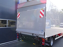 LKW vor einem Werkstatteingang geparkt.