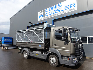 Ein LKW vor dem Denis Gossler Gebäude geparkt.