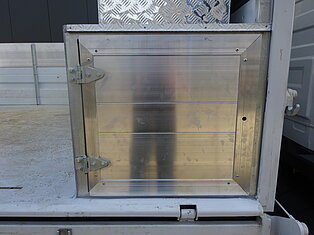 Nahaufnahme einer Metallbox auf einer LKW-Ladefläche.