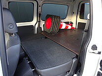 Innenraum eines Vans mit einem Leitkegel auf dem Boden.