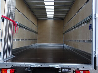 Innenansicht eines leeren LKW-Laderaums.