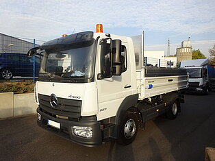 Weißer Mercedes Atego LKW im Freien geparkt.