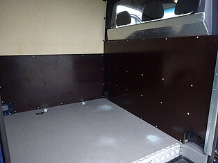 Innenraum eines leeren Vans mit Holzverkleidung.