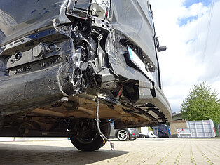 Nahaufnahme des beschädigten hinteren Stoßfängers eines Autos.