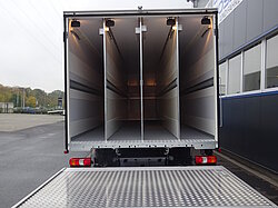 Offener LKW-Laderaum mit Trennwänden und Rampe.