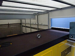 Innenansicht eines leeren LKW-Anhängers mit Metallträgern.
