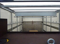 Blick auf leeren LKW-Laderaum mit Metallstangen.