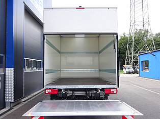 Offener LKW mit ausgefahrener Ladeplattform.