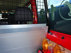 Innenansicht eines Fahrzeugs mit Trennwand und Gittern