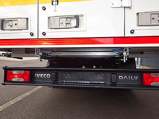 Nahaufnahme des Hecks eines Iveco Daily LKWs.