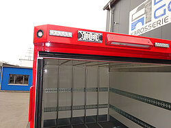 Roter LKW-Aufbau mit offenen Türen und Lichtern