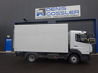 Weißer LKW vor Denis Gossler Werkstatt
