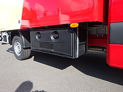 Nahaufnahme eines LKW-Seitenfachs und Rads.