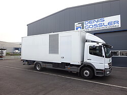 Weißer LKW vor Denis Gossler Gebäude geparkt.