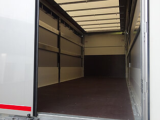 Offene Ansicht eines leeren LKW-Laderaums.