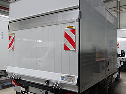 Rückansicht eines Lkw mit Palfinger-Ladebordwand in einer Garage.