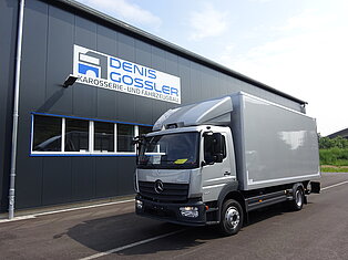 Ein LKW vor dem Gebäude von Denis Gossler.