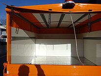 Leerer Laderaum eines orangefarbenen Fahrzeugs