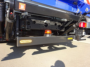 Nahaufnahme des LKW-Unterbaus mit Palfinger-Teilen.