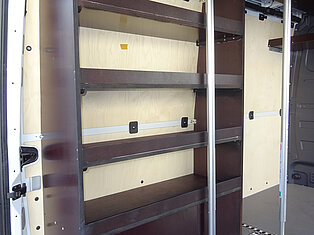 Innenansicht eines Transporters mit eingebauten Regalen.