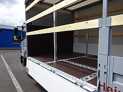 Offener Laderaum eines LKWs mit Holzlatten.