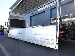 Lkw mit offener Seitenwand am Ladebereich.