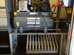 Atlas Copco Luftkompressor in einem Lagerraum.