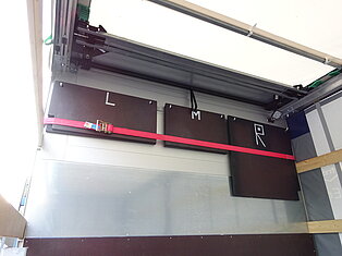 Paneele mit L, M, R mit rotem Gurt im LKW gesichert.