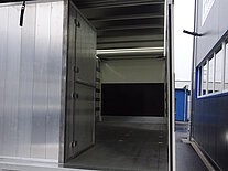 Ansicht eines offenen LKW-Laderaums mit Metallwänden.