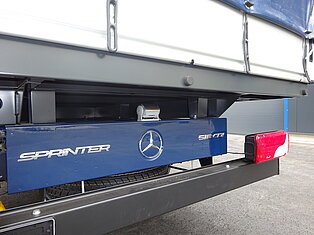 Nahaufnahme eines Mercedes Sprinter Hecks mit Logo und Licht.