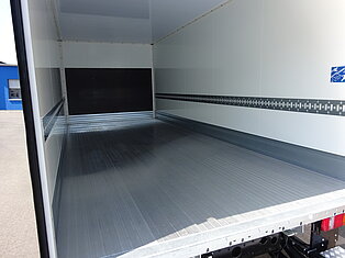 Innenansicht eines leeren Lkw-Laderaums.