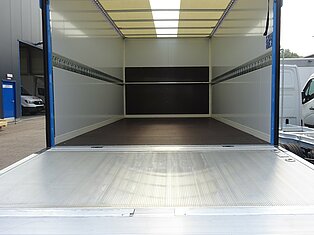 Offene Ansicht eines leeren Laderaums mit Rampe.