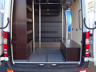 Offener Transporter mit Regalen und Staufächern.
