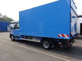Ein blauer Lieferwagen auf einer Straße geparkt.