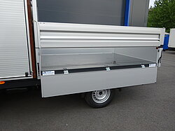 Lkw mit offener Seitenwand zeigt Ladefläche.