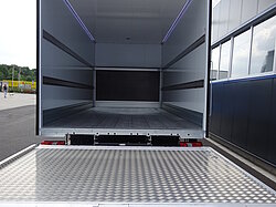 Offener Laderaum eines LKW mit Rampe