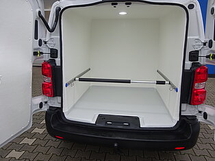 Offene Rückansicht eines leeren Kühlwagen-Innenraums.